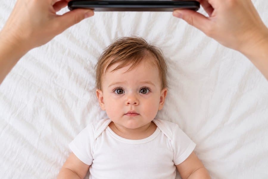 Læg babyen ned, og fotografér oppefra